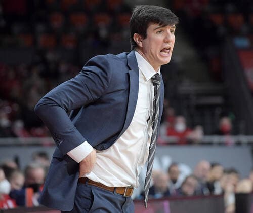 02 03 2022, xemx, basketball BBL Bundesliga, FC Bayern Muenchen basketball Hamburg Towers emspor, v l head coach Pedro Calles Hamburg Towers gives instructions, gestures with arms, gesticulate, gives instructions Muenchen