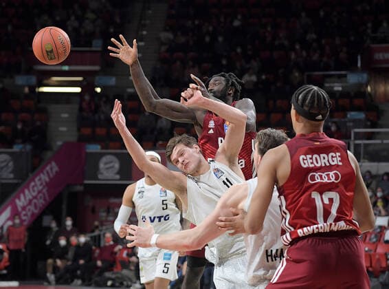 02 03 2022, xemx, Basketball BBL Bundesliga, FC Bayern Muenchen Basketball Hamburg Towers emspor, v l Maik Kotsar Hamburg Towers , Othello Hunter FC Bayern Basketball Zweikampf, action, action, battle for the ball Muenchen