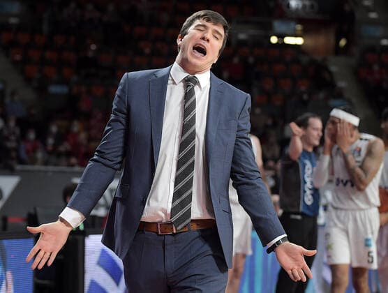 02 03 2022, xemx, basketball BBL Bundesliga, FC Bayern Muenchen basketball Hamburg Towers emspor, v l head coach Pedro Calles Hamburg Towers gives instructions, gestures with arms, gesticulate, gives instructions Muenchen