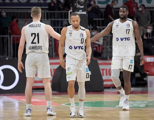 02 03 2022, xemx, basketball BBL Bundesliga, FC Bayern Muenchen basketball Hamburg Towers emspor, v l team, players, disappointed, disappointed looking at the end of the match Muenchen