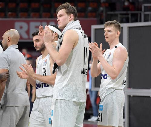 02 03 2022, xemx, basketball BBL Bundesliga, FC Bayern Muenchen basketball Hamburg Towers emspor, v l team, players, disappointed, disappointed looking at the end of the match Muenchen