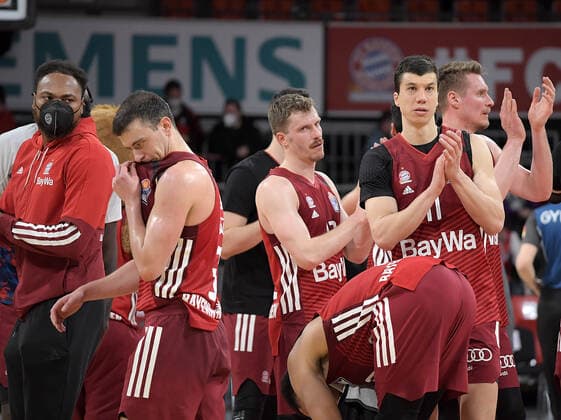 02 03 2022, xemx, basketball BBL Bundesliga, FC Bayern Muenchen basketball Hamburg Towers emspor, v l team, players, cheer at the end of the match, celebrate at the end of the match Muenchen