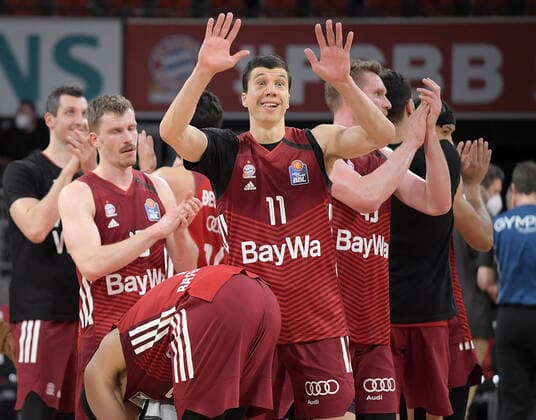 02 03 2022, xemx, basketball BBL Bundesliga, FC Bayern Muenchen basketball Hamburg Towers emspor, v l team, players, cheer at the end of the match, celebrate at the end of the match Muenchen