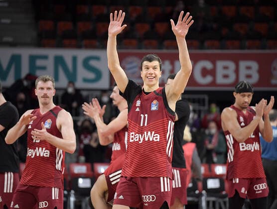 02 03 2022, xemx, basketball BBL Bundesliga, FC Bayern Muenchen basketball Hamburg Towers emspor, v l team, players, cheer at the end of the match, celebrate at the end of the match Muenchen