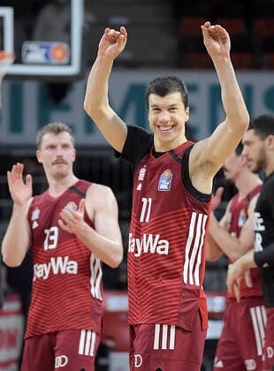 02 03 2022, xemx, basketball BBL Bundesliga, FC Bayern Muenchen basketball Hamburg Towers emspor, v l team, players, cheer at the end of the match, celebrate at the end of the match Muenchen