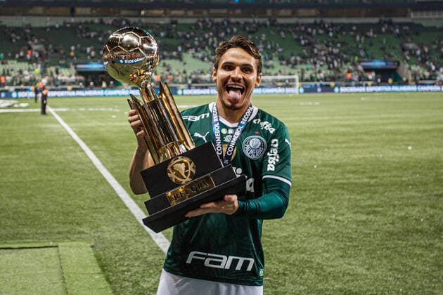Bilder des Jahres 2022, Sport 03 März Sport Themen der Woche KW09 Sport Bilder des Tages Palmeiras X Athético PR SÃO PAULO, SP - 03.03.2022: PALMEIRAS X ATHÉTICO PR - Raphael Veiga lifts the cup after the match between Palmeiras X Athlético Paranaense, valid for the return game of the 2022 Recopa final, held at Allianz Parque, on the night of this Wednesday, March 2, 2022. (Photo: Van Campos Fotoarena) x2175965x  VanxCampos