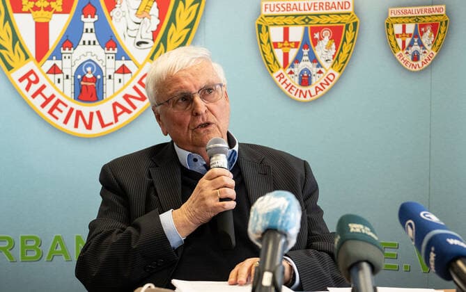 03 03 2022, xsyx, Fussball Verbaende, Press conference Fussballverband Rheinland emspor, v l Dr Theo Zwanziger DFL DFB REGULATES PROHIBIT ANY USE OF PHOTOGRAPHS as IMAGE SEQUENCES and or QUASI VIDEO Koblenz