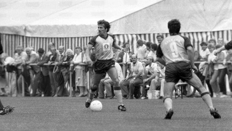 05.07.85 VfL Höfen - Stuttgarter Kickers Deutschland, Höfen, 05.07.1985, Fussball, 2. Bundesliga, Testspiel, VfL Höfen - Stuttgarter Kickers: Frank Elser (Stuttgarter Kickers). *** 05 07 85 VfL Höfen Stuttgarter Kickers Germany, Höfen, 05 07 1985, football, 2 Bundesliga, test match, VfL Höfen Stuttgarter Kickers Frank Elser Stuttgarter Kickers
