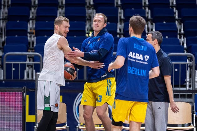 Basketball Berlin 03 03 2022 Season 2021 2022 Euroleague Regular Season Alba Berlin Zalgiris Kaunas Niels Giffey Kaunas, No 55 visiting Berlin Luke Sikma Alba Berlin, No 43 Malte Delow Alba Berlin, No 06