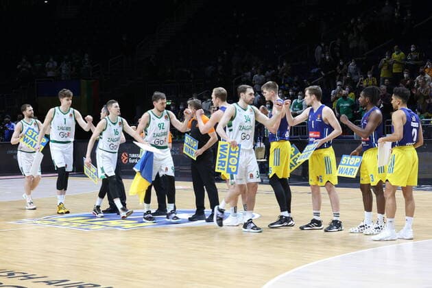 DEU, EuroLeague, ALBA vs Zalgiris Kaunas, 03 03 2022, Mercedes Benz Arena, Berlin, DEU, EuroLeague, ALBA vs Zalgiris Kaunas, in the picture both teams with stop war signs nordphotoxGmbHx xEngler nph00076