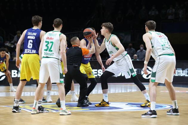 DEU, EuroLeague, ALBA vs Zalgiris Kaunas, 03 03 2022, Mercedes Benz Arena, Berlin, DEU, EuroLeague, ALBA vs Zalgiris Kaunas, in picture kickoff, Lammers ALBA Berlin 55 , Marek Blazevic Zalgiris Kaunas 1 nordphotoxGmbHx xEngler nph00076
