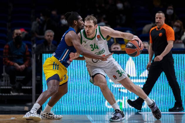 Basketball Berlin 03 03 2022 2021 2022 Euroleague Regular Season Alba Berlin Zalgiris Kaunas Tyler Cavanaugh Kaunas, No 34 Jaleen Smith Alba Berlin, No 03