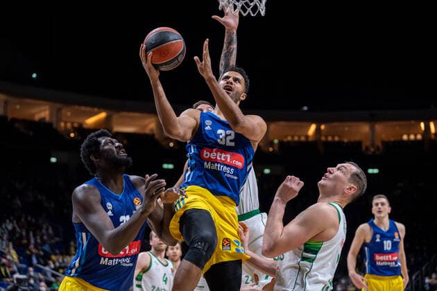 Basketball Berlin 03 03 2022 Season 2021 2022 Euroleague Regular Season Alba Berlin Zalgiris Kaunas Johannes Thiemann Alba Berlin, No 32 Christ Koumadje Alba Berlin, No 21 li Arturas Milaknis Kaunas, No 21 re