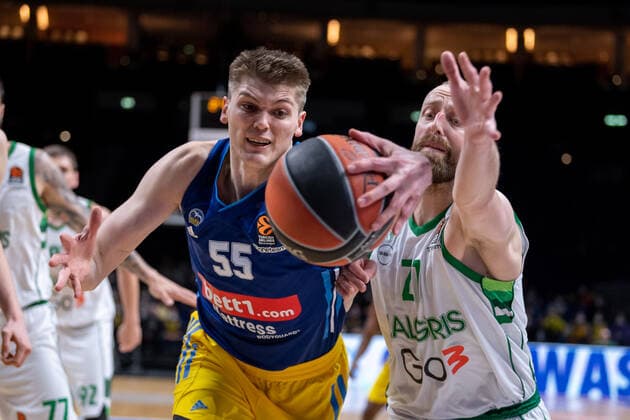 Basketball Berlin 03 03 2022 2021 2022 Euroleague Regular Season Alba Berlin Zalgiris Kaunas Ben Lammers Alba Berlin, No 55 Arturas Milaknis Kaunas, No 21