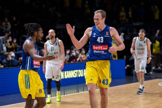 Basketball Berlin 03 03 2022 Season 2021 2022 Euroleague Regular Season Alba Berlin Zalgiris Kaunas Luke Sikma Alba Berlin, No 43 Jaleen Smith Alba Berlin, No 03 Cheers
