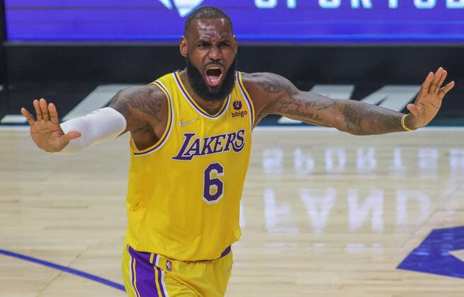 LeBron James of the Lakers in action against Los Angeles Clippers, during the NBA, Basketball Herren, USA game between Los Angeles Clippers and Los Angeles Lakers, at Crypto.com Arena in Los Angeles, California, USA, 03 March 2022. Los Angeles Clippers vs Los Angeles Lakers !ACHTUNG: NUR REDAKTIONELLE NUTZUNG!  Copyright: xPHILLIPxKIMx AME320 20220304-1d61caa7b8f6f07d24d5f5e06976ef6fde81a9e4