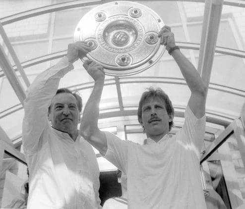 VFB Stuttgart Deutscher Meister 1992 16.05.1992 Gerhard Mayer-Vorfelder (Präsident VfB Stuttgart), Christoph Daum (Trainer VfB Stuttgart) mit der Meisterschale. *** VFB Stuttgart German Champion 1992 16 05 1992 Gerhard Mayer Vorfelder President VfB Stuttgart , Christoph Daum Coach VfB Stuttgart with the championship trophy HM
