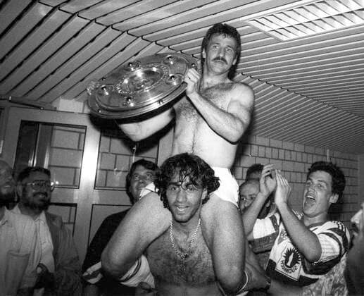 VFB Stuttgart Deutscher Meister 1992 16.05.1992. Fritz Walter mit der Meisterschale auf den Schultern von Maurizio Gaudino *** VFB Stuttgart German Champion 1992 16 05 1992 Fritz Walter with the championship trophy on the shoulders of Maurizio Gaudino HM