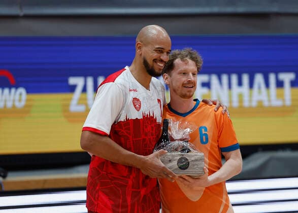 04 03 2022, basketball, BBL, main round, s Oliver Wuerzburg ratiopharm ulm, GER, Wuerzburg, tectake Arena picture from left Alex King s Oliver Wuerzburg with a tribute for Per Guenther ratiopharm ulm Copyright: HMBxMedia xHeikoxBecker