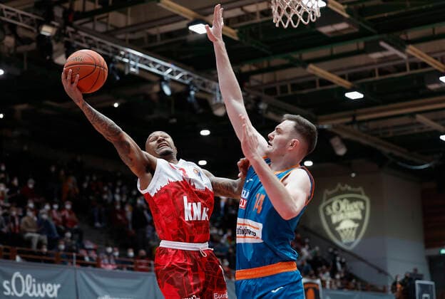 04 03 2022, basketball, BBL, main round, s Oliver Wuerzburg ratiopharm ulm, GER, Wuerzburg, tectake Arena picture from left Charles Callison s Oliver Wuerzburg and Philipp Herkenhoff ratiopharm ulm Copyright: HMBxMedia xHeikoxBecker