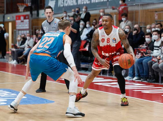 04 03 2022, basketball, BBL, main round, s Oliver Wuerzburg ratiopharm ulm, GER, Wuerzburg, tectake Arena picture from left Thomas Klepeisz ratiopharm ulm and Charles Callison s Oliver Wuerzburg Copyright: HMBxMedia xHeikoxBecker