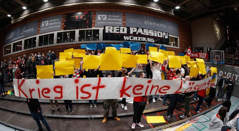 04 03 2022, basketball, BBL, main round, s Oliver Wuerzburg ratiopharm ulm, GER, Wuerzburg, tectake Arena picture v li fans of Ulm and Wuerzburg show solidarity with Ukraine by a banner Copyright: HMBxMedia xHeikoxBecker