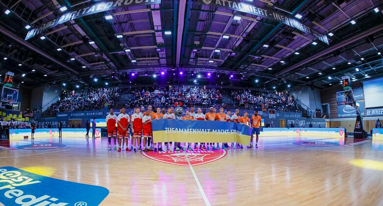 04 03 2022, basketball, BBL, main round, s Oliver Wuerzburg ratiopharm ulm, GER, Wuerzburg, tectake Arena picture v li The players of Ulm and Wuerzburg show solidarity with Ukraine by a banner Copyright: HMBxMedia xHeikoxBecker