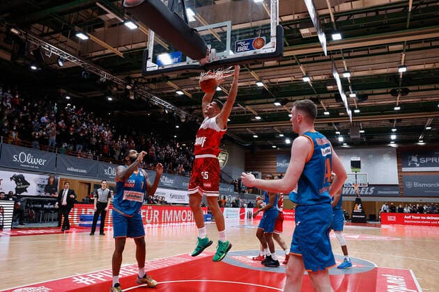 04 03 2022, basketball, BBL, main round, s Oliver Wuerzburg ratiopharm ulm, GER, Wuerzburg, tectake Arena picture from left Sindarius Thornwell ratiopharm ulm , Filip Stanic s Oliver Wuerzburg and Philipp Herkenhoff ratiopharm ulm Copyright: HMBxMedia xHeikoxBecker
