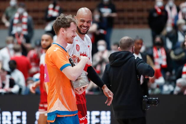 04 03 2022, s Oliver Wuerzburg vs ratiopharm Ulm, easyCredit BBL, 23 matchday, GER, Wuerzburg, tectake Arena, In picture from left Per Guenther ratiopharm ulm and Alex King s Oliver Wuerzburg after honoring Per Guenther ratiopharm ulm Copyright: HMBxMedia xJulienxBecker