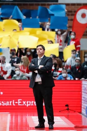 04 03 2022, s Oliver Wuerzburg vs ratiopharm Ulm, easyCredit BBL, 23 matchday, GER, Wuerzburg, tectake Arena, In picture headcoach Sasa Filipovski s Oliver Wuerzburg with Ukraine choreography in background Copyright: HMBxMedia xJulienxBecker