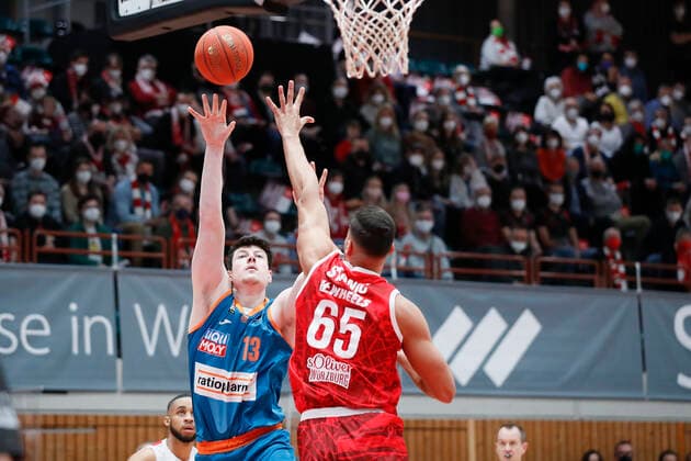 04 03 2022, s Oliver Wuerzburg vs ratiopharm Ulm, easyCredit BBL, 23 Matchday, GER, Wuerzburg, tectake Arena, In picture from left Nicolas Bretzel ratiopharm ulm vs Filip Stanic s Oliver Wuerzburg Copyright: HMBxMedia xJulienxBecker