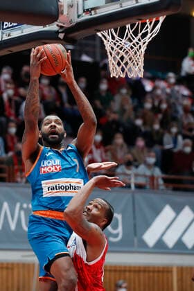 04.03.2022, s.Oliver Wuerzburg vs. ratiopharm Ulm, easyCredit BBL, 23. Spieltag, GER, Wuerzburg, tectake-Arena, Im Bild: v.li. Sindarius Thornwell (ratiopharm ulm) gegen William Buford (s.Oliver Wuerzburg) Copyright: HMBxMedia xJulienxBecker