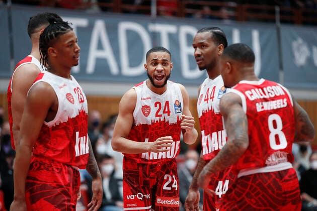 04 03 2022, s Oliver Wuerzburg vs ratiopharm Ulm, easyCredit BBL, matchday 23, GER, Wuerzburg, tectake Arena, In picture Cameron Hunt s Oliver Wuerzburg discusses with his teammates Copyright: HMBxMedia xJulienxBecker