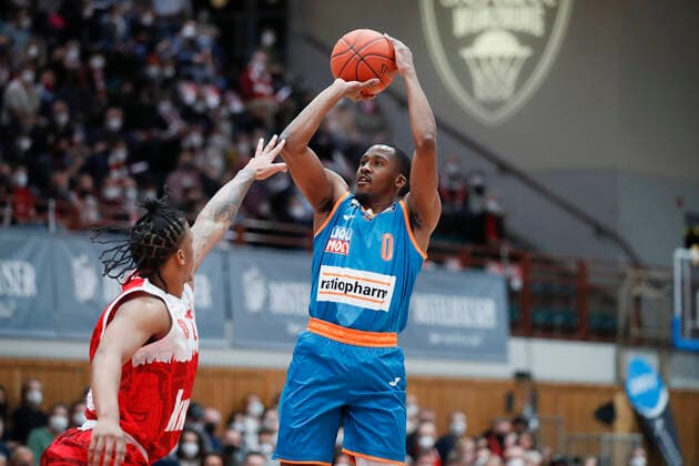 04 03 2022, s Oliver Wuerzburg vs ratiopharm Ulm, easyCredit BBL, 23 matchday, GER, Wuerzburg, tectake Arena, In picture from left Desi Rodriguez s Oliver Wuerzburg vs Semaj Christon ratiopharm ulm Copyright: HMBxMedia xJulienxBecker