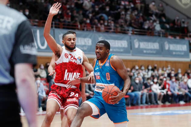 04 03 2022, s Oliver Wuerzburg vs ratiopharm Ulm, easyCredit BBL, 23 Matchday, GER, Wuerzburg, tectake Arena, In picture from left Cameron Hunt s Oliver Wuerzburg vs Semaj Christon ratiopharm ulm Copyright: HMBxMedia xJulienxBecker