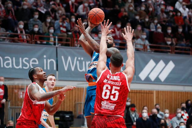 04 03 2022, s Oliver Wuerzburg vs ratiopharm Ulm, easyCredit BBL, 23 Matchday, GER, Wuerzburg, tectake Arena, In picture from left William Buford s Oliver Wuerzburg , Sindarius Thornwell ratiopharm ulm and Filip Stanic s Oliver Wuerzburg Copyright: HMBxMedia xJulienxBecker