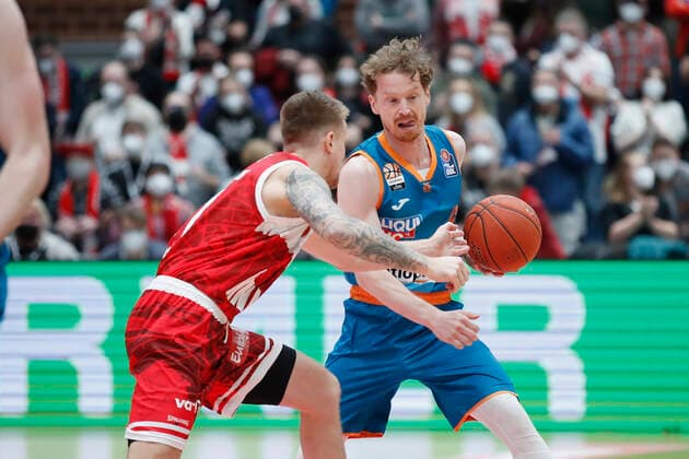 04 03 2022, s Oliver Wuerzburg vs ratiopharm Ulm, easyCredit BBL, 23 matchday, GER, Wuerzburg, tectake Arena, In picture from left Aigars Skele s Oliver Wuerzburg vs Per Guenther ratiopharm ulm Copyright: HMBxMedia xJulienxBecker