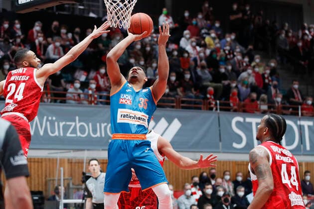 04 03 2022, s Oliver Wuerzburg vs ratiopharm Ulm, easyCredit BBL, 23 Matchday, GER, Wuerzburg, tectake Arena, In picture from left Cameron Hunt s Oliver Wuerzburg , Karim Jallow ratiopharm ulm and William Buford s Oliver Wuerzburg Copyright: HMBxMedia xJulienxBecker
