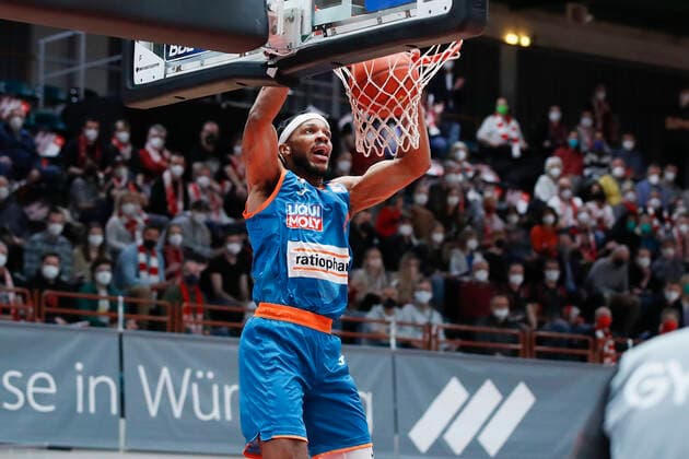 04 03 2022, s Oliver Wuerzburg vs ratiopharm Ulm, easyCredit BBL, 23 matchday, GER, Wuerzburg, tectake Arena, In the picture Jaron Blossomgame ratiopharm ulm with the Alley Oop Dunking Copyright: HMBxMedia xJulienxBecker