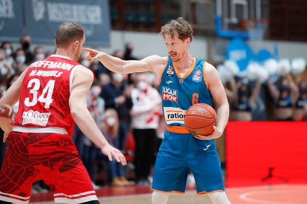 04 03 2022, s Oliver Wuerzburg vs ratiopharm Ulm, easyCredit BBL, 23 matchday, GER, Wuerzburg, tectake Arena, In picture Per Guenther ratiopharm ulm gives instructions to his teammates Copyright: HMBxMedia xJulienxBecker