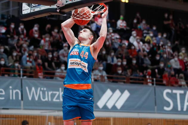 04 03 2022, s Oliver Wuerzburg vs ratiopharm Ulm, easyCredit BBL, 23 matchday, GER, Wuerzburg, tectake Arena, In picture Fedor Zugic ratiopharm ulm with the dunking Copyright: HMBxMedia xJulienxBecker