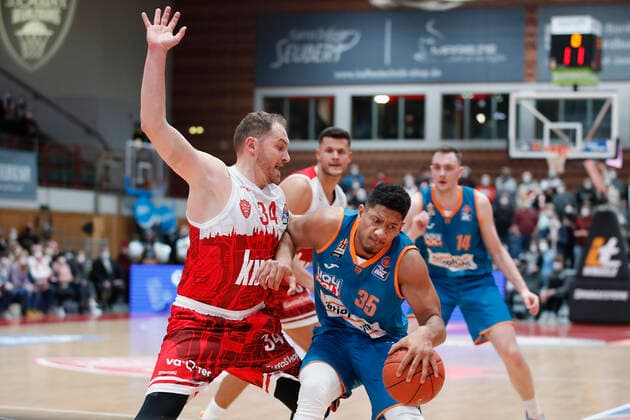 04 03 2022, s Oliver Wuerzburg vs ratiopharm Ulm, easyCredit BBL, 23 Matchday, GER, Wuerzburg, tectake Arena, In picture from left Felix Hoffmann s Oliver Wuerzburg vs Karim Jallow ratiopharm ulm Copyright: HMBxMedia xJulienxBecker