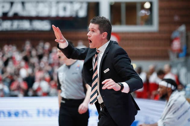 04 03 2022, s Oliver Wuerzburg vs ratiopharm Ulm, easyCredit BBL, Matchday 23, GER, Wuerzburg, tectake Arena, In picture Head coach Jaka Lakovic ratiopharm ulm gives instructions to his players Copyright: HMBxMedia xJulienxBecker