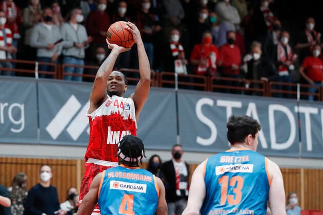 04 03 2022, s Oliver Wuerzburg vs ratiopharm Ulm, easyCredit BBL, 23 matchday, GER, Wuerzburg, tectake Arena, In picture William Buford s Oliver Wuerzburg with the basket throw Copyright: HMBxMedia xJulienxBecker
