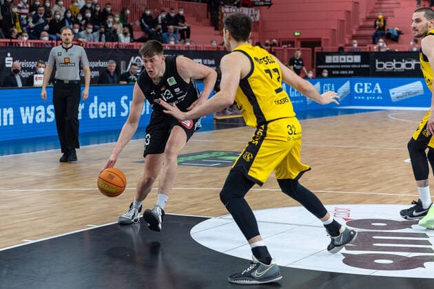 Jonathan Maier Nuernberg Falcons, 13 Ryan Mikesell Tigers Tuebingen, 33 Tigers Tuebingen vs Nuernberg Falcons, 2 Basketball Bundesliga, Pro A, Barmer 2 Basketball, 27 Spieltag , Spielzeit 2021 2022, 04 03 2022 Tigers Tuebingen vs Nuernberg Falcons, 2 Basketball Bundesliga, Pro A, Barmer 2 Basketball, 27 Spieltag , Spielzeit 2021 2022, 04 03 2022 Tuebingen Copyright: xNinaxSanderx xEibnerxPressefotox EP_NSR