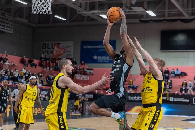 Daniel Keppeler Tigers Tuebingen, 31 A J Davis Jr Nuernberg Falcons, 03 Aatu Kivimaeki Tigers Tuebingen, 12 Tigers Tuebingen vs Nuernberg Falcons, 2 Basketball Bundesliga, Pro A, Barmer 2 Basketball, 27 Spieltag , Spielzeit 2021 2022, 04 03 2022 Tigers Tuebingen vs Nuernberg Falcons, 2 Basketball Bundesliga, Pro A, Barmer 2 Basketball, 27 Spieltag , Spielzeit 2021 2022, 04 03 2022 Tuebingen Copyright: xNinaxSanderx xEibnerxPressefotox EP_NSR