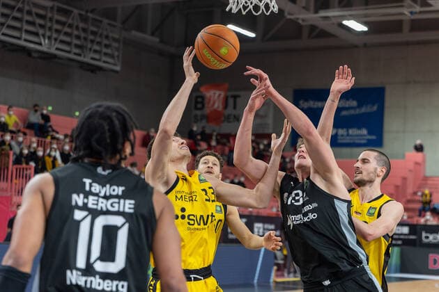 Ryan Mikesell Tigers Tuebingen, 33 Jonathan Maier Nuernberg Falcons, 13 Tigers Tuebingen vs Nuernberg Falcons, 2 basketball Bundesliga, Pro A, Barmer 2 Basketball, 27 Spieltag , Spielzeit 2021 2022, 04 03 2022 Tigers Tuebingen vs Nuernberg Falcons, 2 basketball Bundesliga, Pro A, Barmer 2 Basketball, 27 Spieltag , Spielzeit 2021 2022, 04 03 2022 Tuebingen Copyright: xNinaxSanderx xEibnerxPressefotox EP_NSR