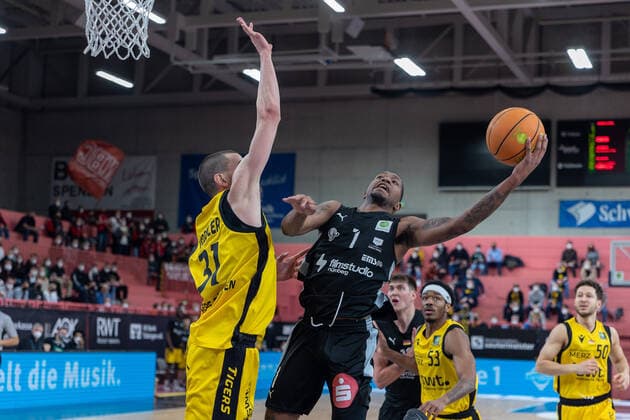 Daniel Keppeler Tigers Tuebingen, 31 Dupree MC Brayer Nuernberg Falcons, 01 Tigers Tuebingen vs Nuernberg Falcons, 2 Basketball Bundesliga, Pro A, Barmer 2 Basketball, 27 Spieltag , Spielzeit 2021 2022, 04 03 2022 Tigers Tuebingen vs Nuernberg Falcons, 2 Basketball Bundesliga, Pro A, Barmer 2 Basketball, 27 Spieltag , Spielzeit 2021 2022, 04 03 2022 Tuebingen Copyright: xNinaxSanderx xEibnerxPressefotox EP_NSR