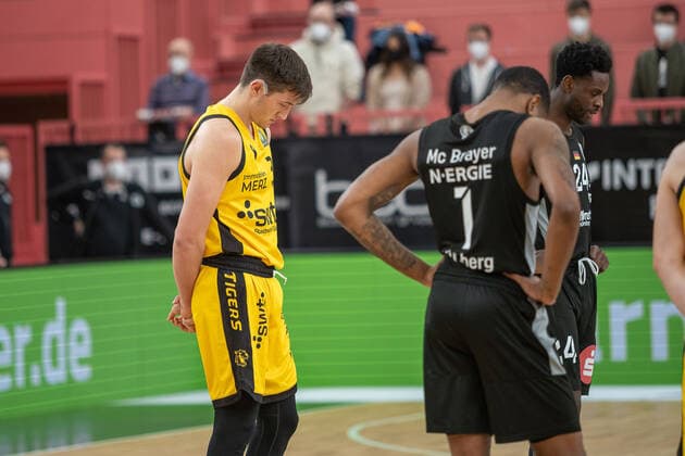 Minute of silence for Ukraine Tigers Tuebingen vs Nuernberg Falcons, 2 Basketball Bundesliga, Pro A, Barmer 2 Basketball, 27 Spieltag , Spielzeit 2021 2022, 04 03 2022 Tigers Tuebingen vs Nuernberg Falcons, 2 Basketball Bundesliga, Pro A, Barmer 2 Basketball, 27 Spieltag , Spielzeit 2021 2022, 04 03 2022 Tuebingen Copyright: xNinaxSanderx xEibnerxPressefotox EP_NSR