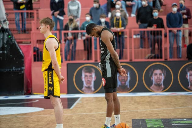Minute of silence for Ukraine Tigers Tuebingen vs Nuernberg Falcons, 2 Basketball Bundesliga, Pro A, Barmer 2 Basketball, 27 Spieltag , Spielzeit 2021 2022, 04 03 2022 Tigers Tuebingen vs Nuernberg Falcons, 2 Basketball Bundesliga, Pro A, Barmer 2 Basketball, 27 Spieltag , Spielzeit 2021 2022, 04 03 2022 Tuebingen Copyright: xNinaxSanderx xEibnerxPressefotox EP_NSR